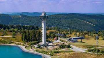 Blick auf den Ettelsbergturm neben der Seilbahn 