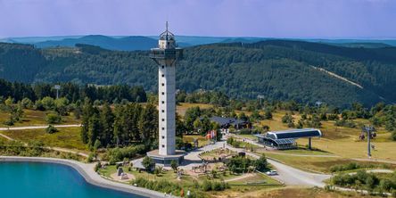 Blick auf den Ettelsbergturm neben der Seilbahn 