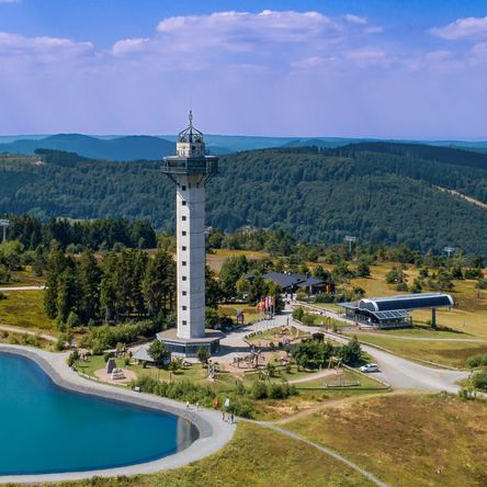 Blick auf den Ettelsbergturm neben der Seilbahn 