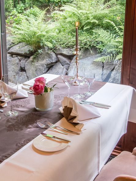 Ein schön gedeckter Tisch mit Blick in den Steingarten 