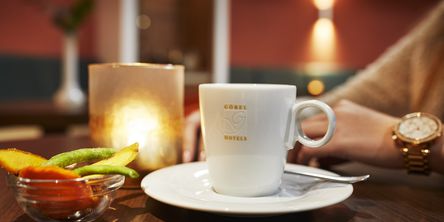 Kaffee im Foyer des Wellnesshotel Quellenhof