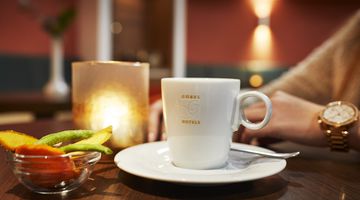 Kaffee im Foyer des Wellnesshotel Quellenhof